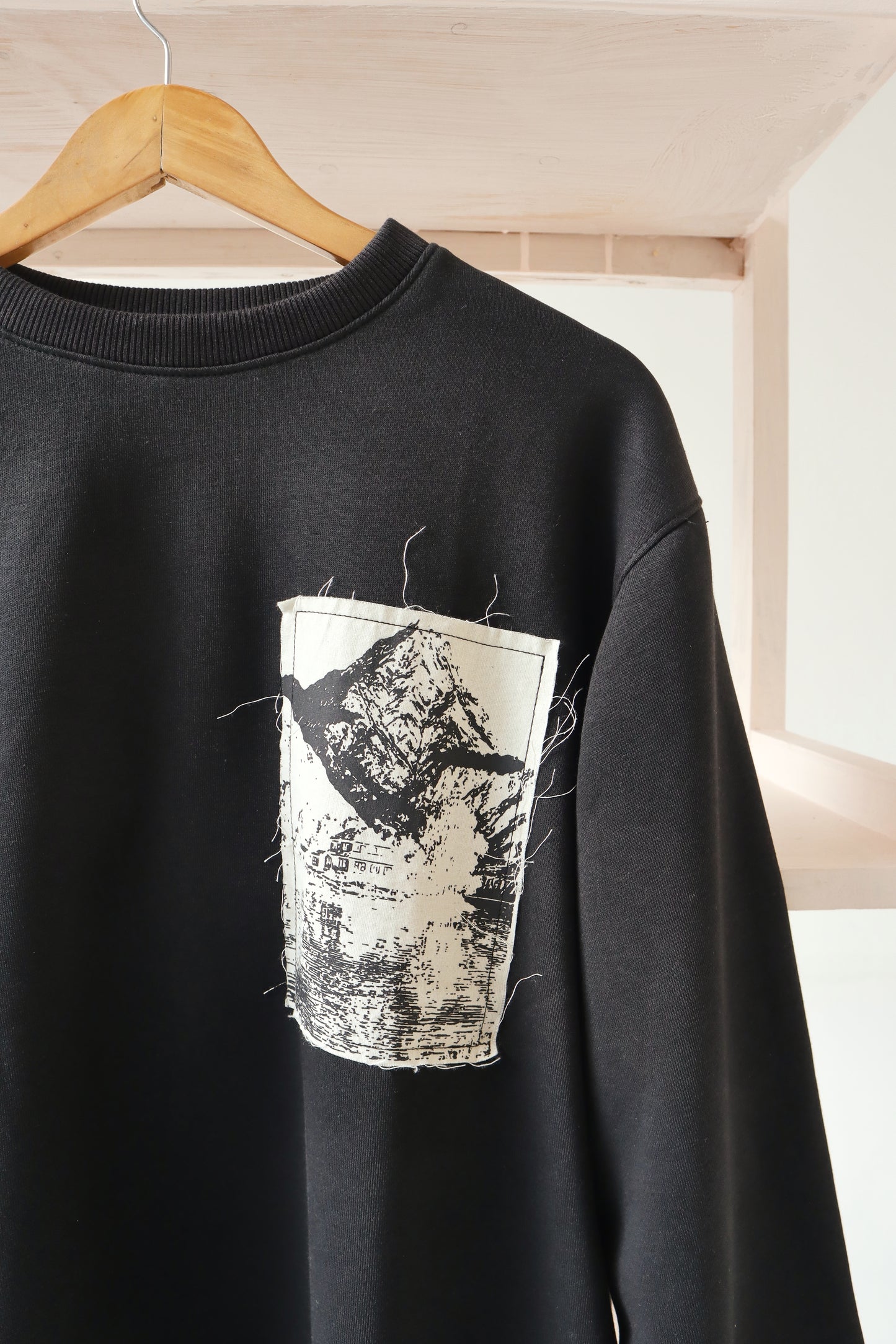 Mountain Graphic Black Sweatshirt